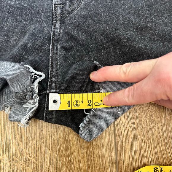 Levi's Black Denim Shorts High Rise Womens Size 30 Distressed Hem - Picture 8 of 8